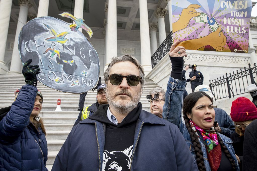 Χοακίν Φίνιξ: Συνελήφθη ο ηθοποιός σε συγκέντρωση της Τζέιν Φόντα