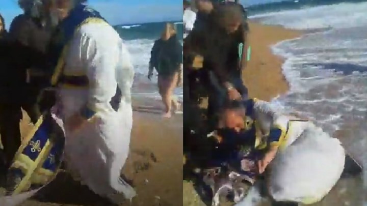 Θεοφάνια: Ο αέρας έριξε κάτω τον ιερέα την ώρα του αγιασμού των υδάτων