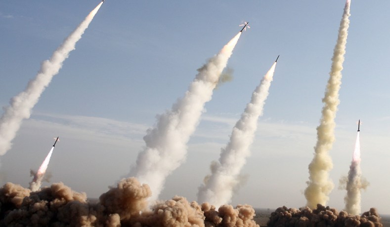 Απομακρύνεται ο άμεσος φόβος για πόλεμο, μα η Μέση Ανατολή παραμένει στο χείλος του γκρεμού