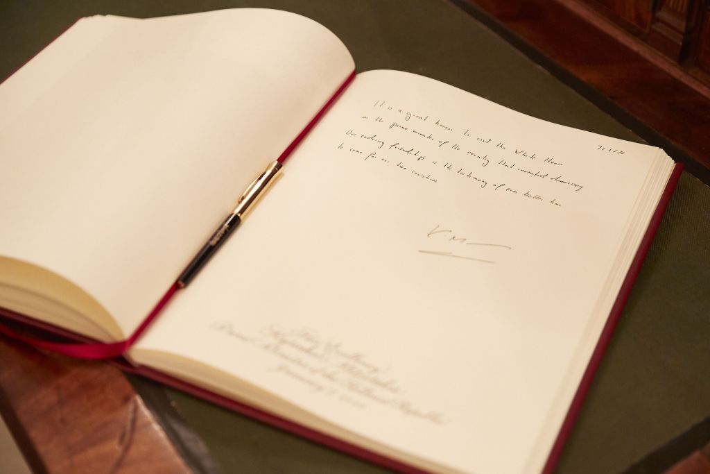 Τι έγραψε ο πρωθυπουργός στο βιβλίο επισκεπτών του Λευκού Οίκου