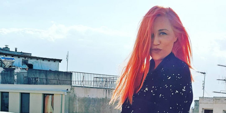 Η Πηνελόπη Αναστασοπούλου θηλάζει την κόρη της