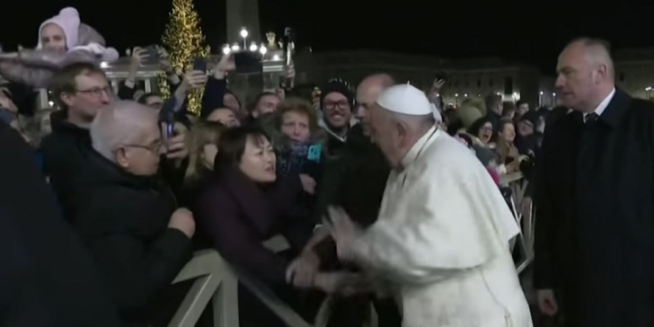 Έξαλλος ο πάπας Φραγκίσκος με πιστή που του τράβηξε το χέρι | tanea.gr