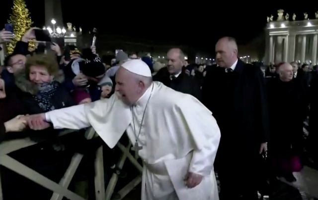 Γιατί ο Πάπας Φραγκίσκος δεν θέλει να τον αγγίζουν;