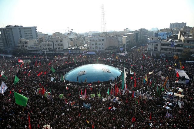 Τεχεράνη: Χιλιάδες προσευχήθηκαν για τον Σουλεϊμανί – «Οι ΗΠΑ θα ζήσουν μαύρες μέρες»