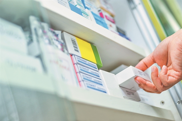 Αδειάζουν τα ράφια των φαρμακείων από αντιγριπικά