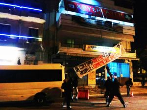 Παρέμβαση με αντιφασιστικό πανό στα γραφεία της Χρυσής Αυγής