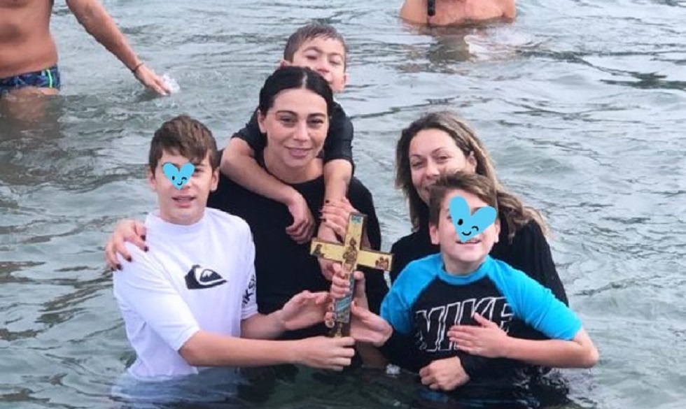 H oικογένεια Σπανούλη βούτηξε και έπιασε τον σταυρό