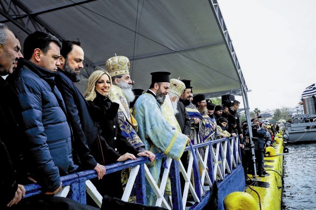 Παρά το τσουχτερό κρύο βούτηξαν οι τολμηροί για τον σταυρό