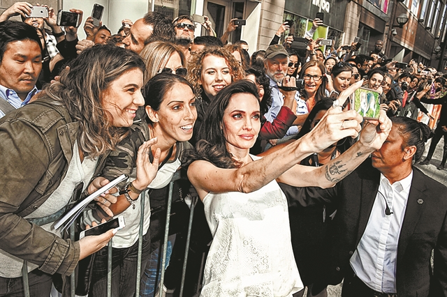 Από τους παπαράτσι, στα social media