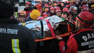 Ντοκουμέντο που συγκλονίζει : Μητέρα εγκλωβισμένη στα συντρίμμια μιλάει με διασώστρια