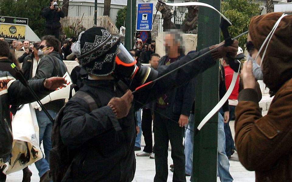 Με βαρύ οπλισμό ο «τοξοβόλος του Συντάγματος»: Καλάσνικοφ, ούζι και πιστόλια στην κατοχή τους