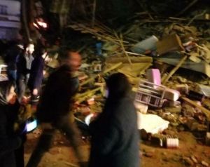 Τουρκία : Κτίρια καταρρέουν μετά τον σεισμό των 6,8 Ρίχτερ