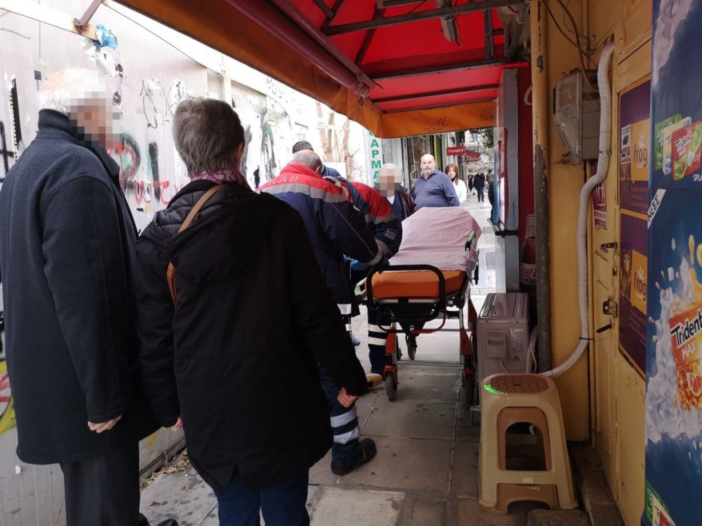 Σοκαρισμένοι οι κάτοικοι στα Τρίκαλα – Βρήκαν φοιτητή σωριασμένο στον δρόμο