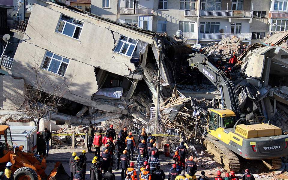 Σεισμός στην Τουρκία : Αγωνιώδεις έρευνες για επιζώντες – Φόβοι για νέα ισχυρή δόνηση