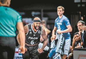 Μια τρίποντη βόμβα κι ένα κακό ποδαρικό