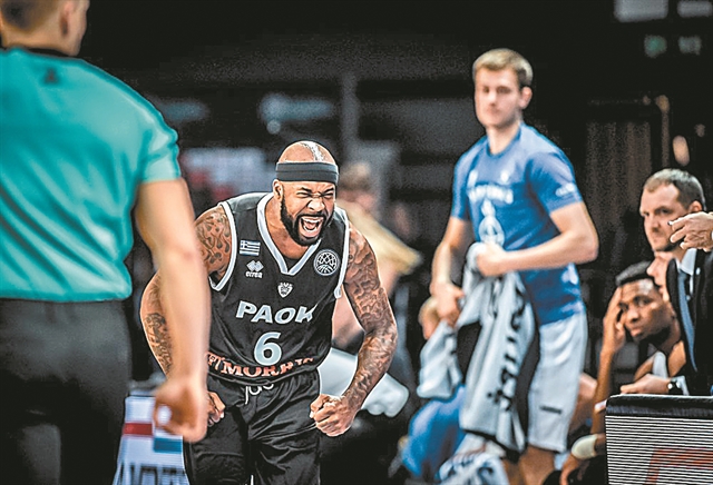 Μια τρίποντη βόμβα κι ένα κακό ποδαρικό