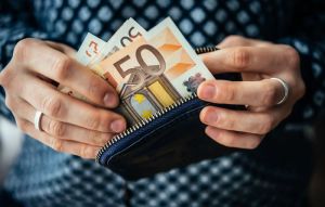 Το σχέδιο αύξησης του κατώτατου μισθού