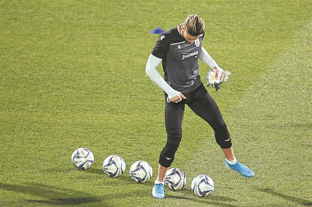 Αλλάζει… γάντια ο Φερέιρα