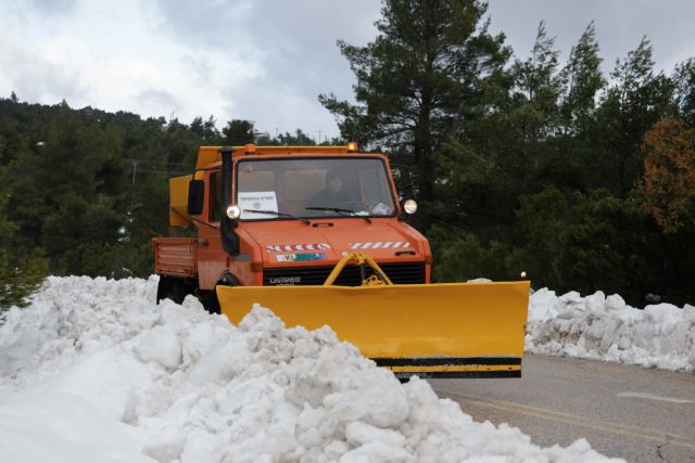 Κακοκαιρία «Ηφαιστίων»: Αποκλεισμένο στα χιόνια και χωρίς ρεύμαολόκληρο χωριό στην Εύβοια