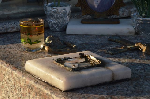 Λεηλάτησαν πάνω από 100 τάφους στο Άργος- Πήραν μέχρι κορνίζες νεκρών