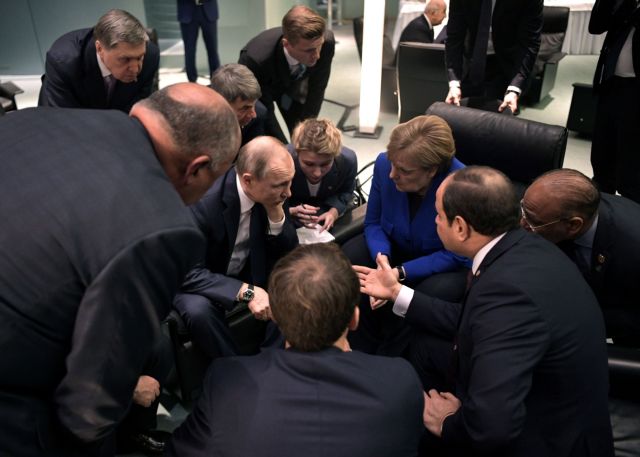 Διάσκεψη του Βερολίνου: «Θετική η προσήλωση στην πολιτική λύση στη Λιβύη» λέει η Αθήνα