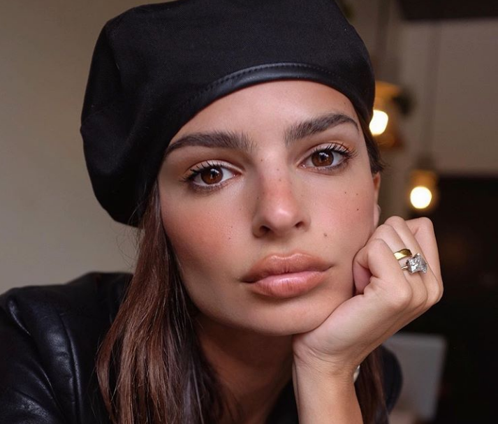 Έμιλι Ρατακόφσκι: Με μαγιό στα 14 απαντά στους επικριτές για το σώμα της