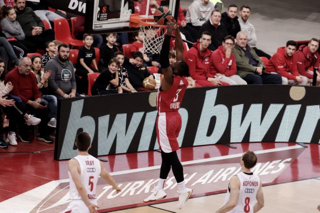 Επιστροφή στις νίκες για τον Ολυμπιακό με πρωταγωνιστή τον Βεζένκοφ