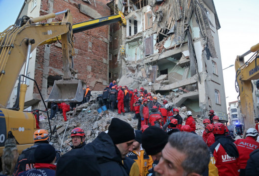 Σεισμός στην Τουρκία : Αγωνιώδεις έρευνες για επιζώντες – Συγκλονίζουν οι μαρτυρίες των διασωθέντων
