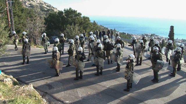 Εστειλαν τα ΜΑΤ να επιτεθούν στους νησιώτες