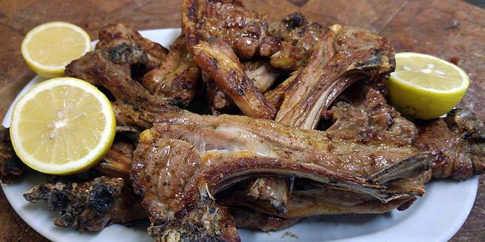 Βγήκαν για τσιγάρο και όταν γύρισαν τους είχαν κλέψει… τα παϊδάκια