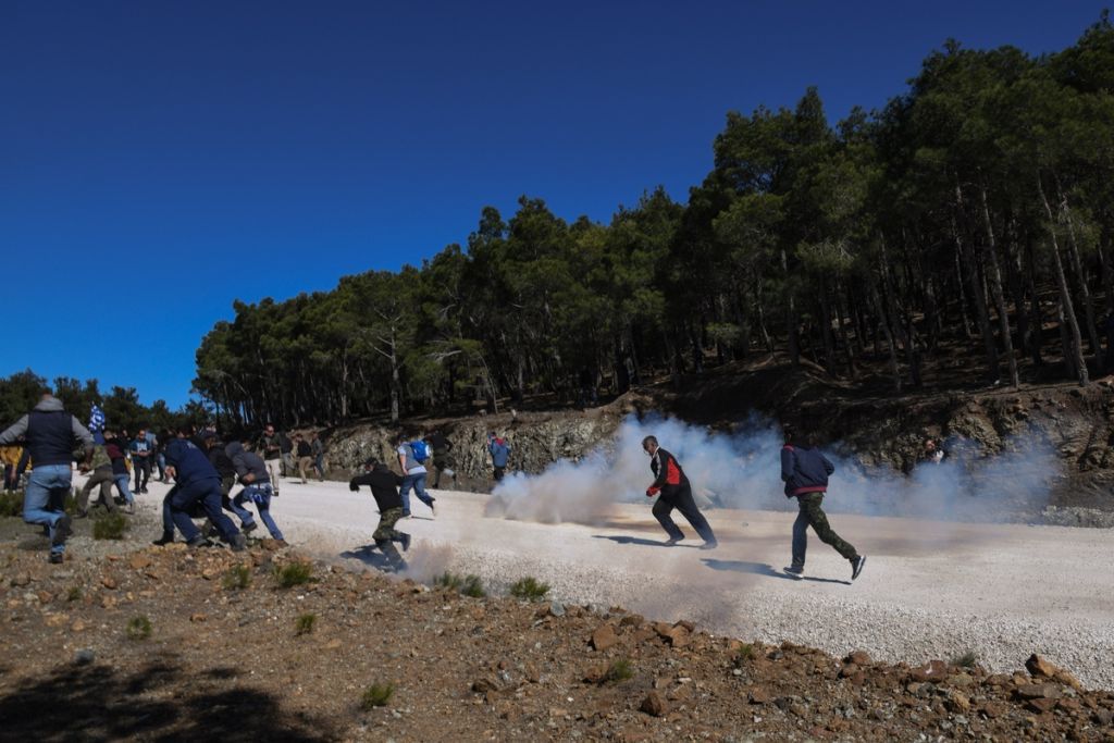 Λέσβος: ΜΑΤ έσπασαν αυτοκίνητα και έδερναν κόσμο