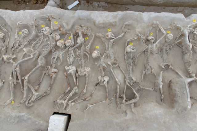 Υπάλληλοι ΥΠΠΟΑ και αρχαιολόγοι κατά Μενδώνη για τους «Δεσμώτες του Φαλήρου»
