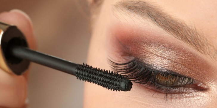 Πιο πλούσιες βλεφαρίδες και πυκνά φρύδια σε πέντε βήματα