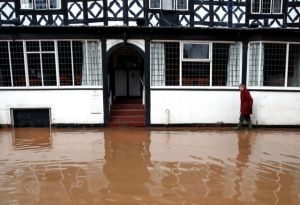 Καταιγίδα «Ντένις»: Πλημμύρες και προβλήματα στις μετακινήσεις σε Βρετανία και Γαλλία