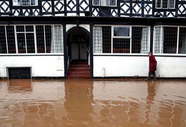 Καταιγίδα «Ντένις»: Πλημμύρες και προβλήματα στις μετακινήσεις σε Βρετανία και Γαλλία