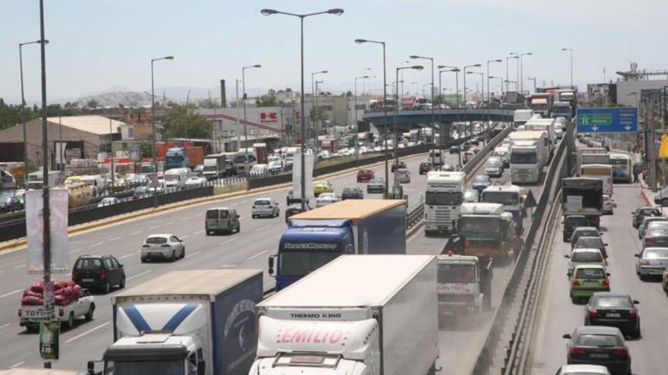 Μποτιλιάρισμα στον Κηφισό: Ακινητοποιήθηκε νταλίκα στο ρεύμα της ανόδου