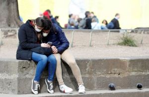 Κορωνοϊός: Ασταμάτητος ο ιός λένε οι ειδικοί – Πρώτος θάνατος Γάλλου