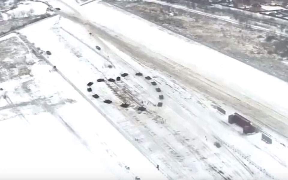 Μία καρδιά από τανκς: Η ασυνήθιστη πρόταση γάμου στρατιωτικού