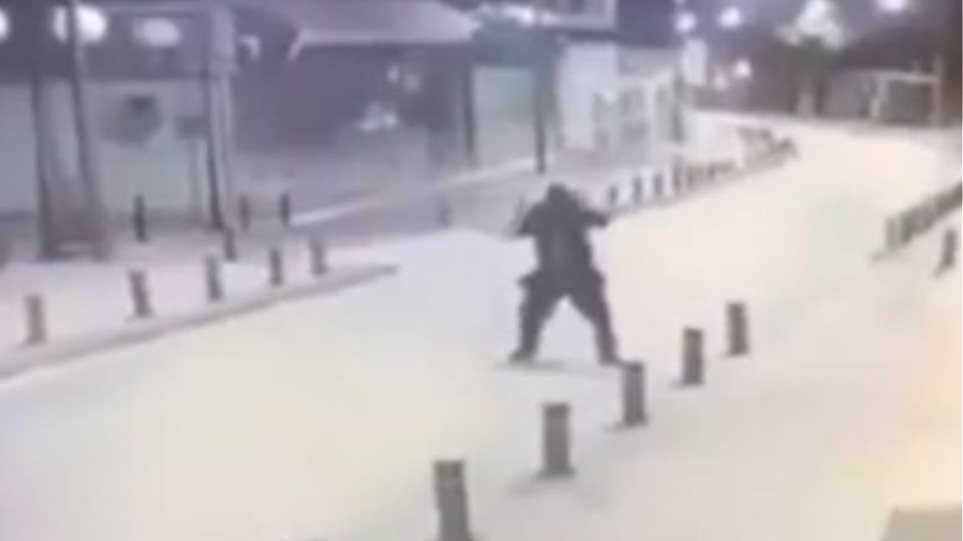 Βίντεο ντοκουμέντο: Η στιγμή που ένοπλος «γαζώνει» καφετέρια