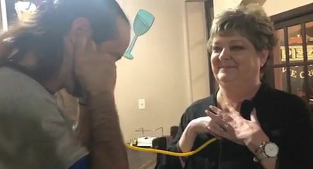 Ακούει την καρδιά τού νεκρού γιου του να χτυπά στο στήθος τής γυναίκας που έσωσε