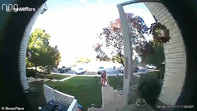 Πήγε επίσκεψη στους γείτονες και… γέννησε στο γκαζόν τους