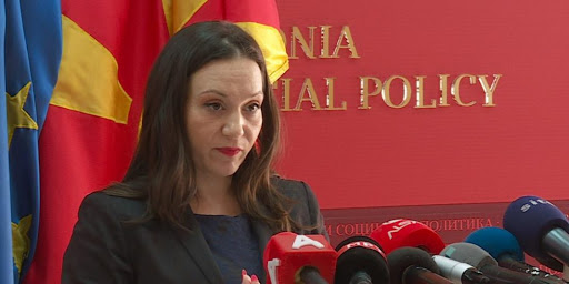 Συνεχίζει να προκαλεί η σκοπιανή υπουργός: Δεν αφαιρώ την πινακίδα με τη «Δημοκρατία της Μακεδονίας»