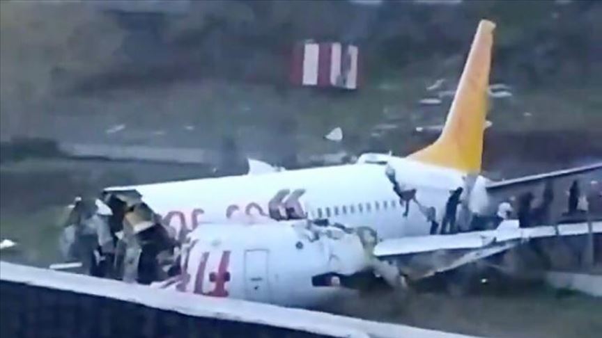 Κωνσταντινούπολη: Αεροσκάφος πήρε φωτιά και κόπηκε στα τρία