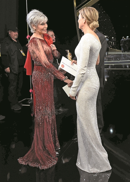 Οι μητέρες, τα νιάτα και οι διαφορετικοί σώζουν τη μόδα των Οσκαρ