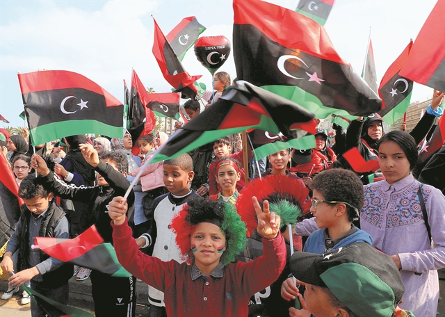 Με αεροπλάνα και βαπόρια θα κόψουν τον δρόμο στα όπλα