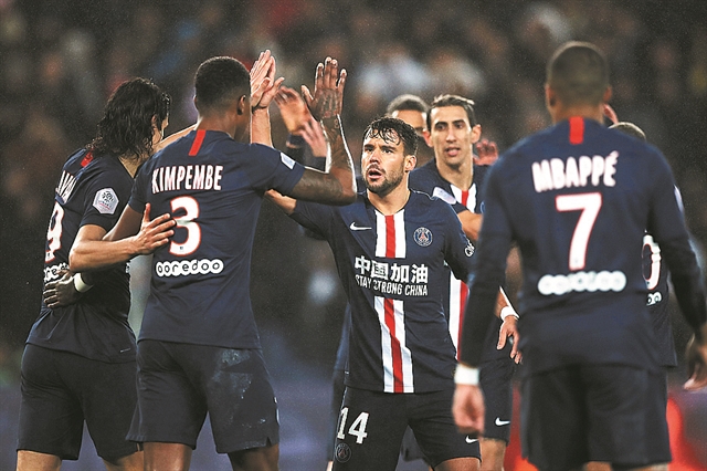 Με την ψυχή στο στόμα η Παρί