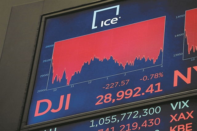 Στο «βαθύ κόκκινο» με απώλειες €3 δισ. και οι ελληνικές μετοχές