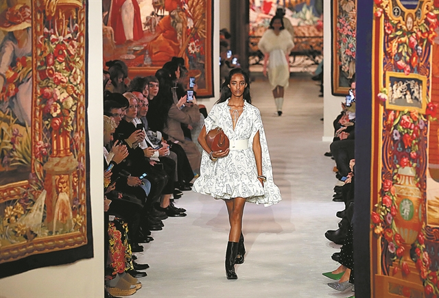 Γαλλική φινέτσα στο catwalk, ένα δείπνο…