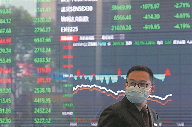 Τα πρώτα κρούσματα στην οικονομία