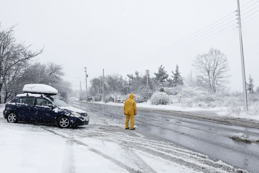 Κακοκαιρία: Προβλήματα σε δρόμους και κλειστά σχολεία